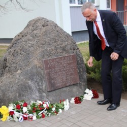 Latvijas Zemnieku savienības 100 gadu jubilejas ietvaros ziedu nolikšana pie K.Ulmaņa pieminekļa Valkā (A.Markoviča)